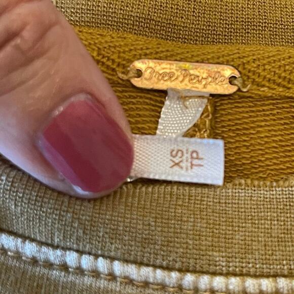 Free People GB 975119105 Oversized Distressed Tan Sweater Size XS - Picture 4 of 8